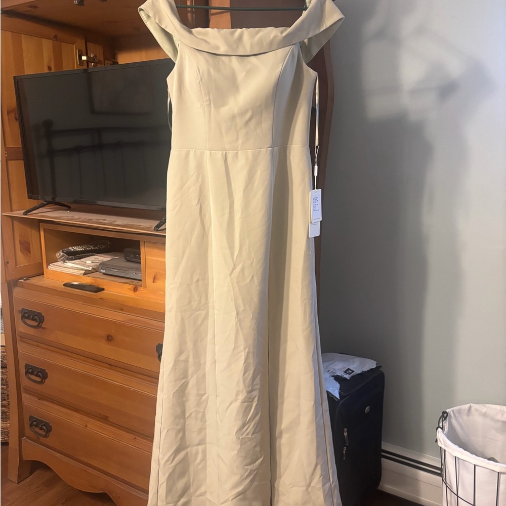 Elegant Off-Shoulder Maxi Dress in Cream